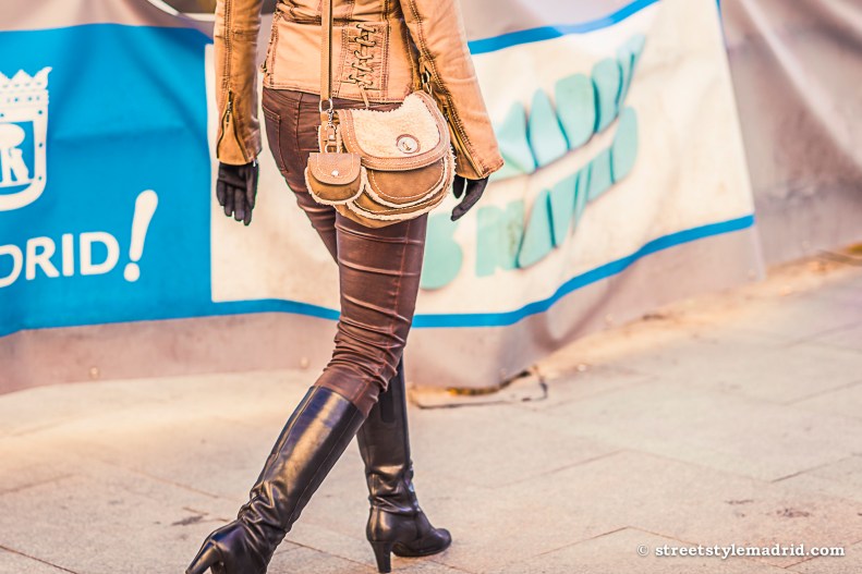 Botas altas marrones, pantalon marron, bolso marron, street style madrid
