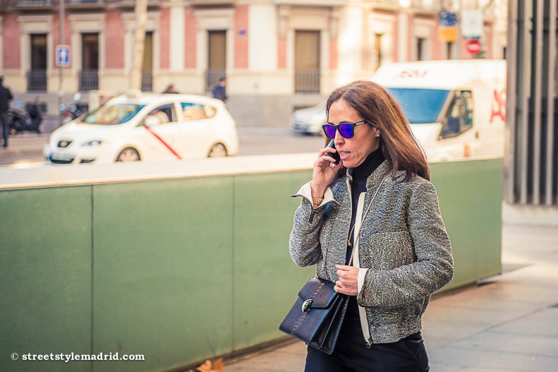 Look ejecutivo, chaqueta gris, bolso de piel negro, street style