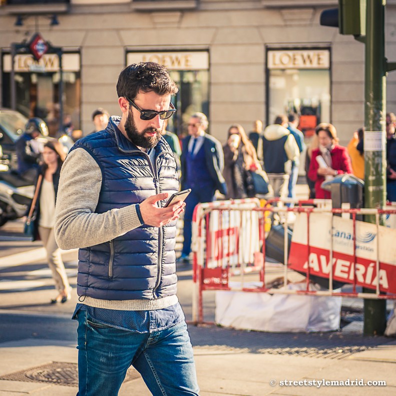 Chaleco de plumas azul, jeans, street style madrid
