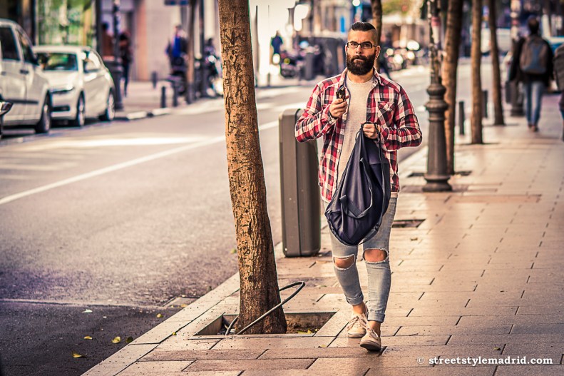 Camisa de cuadros con camiseta, jeans
