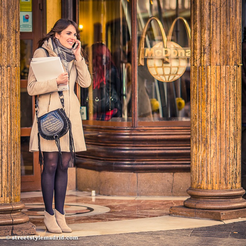Abrigo camel, botines camel, bolso negro