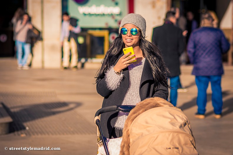 Gorro, abrigo, gafas de espejo, street style