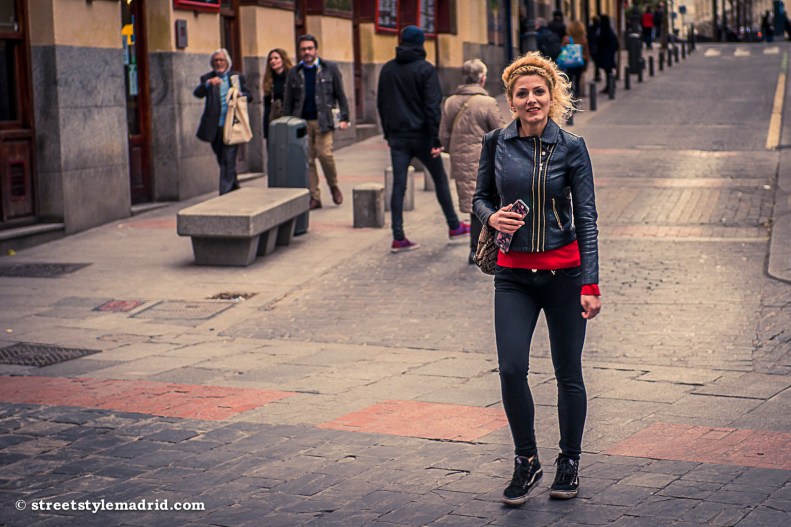 Look rockero, leggings negros y chupa de cuero negra