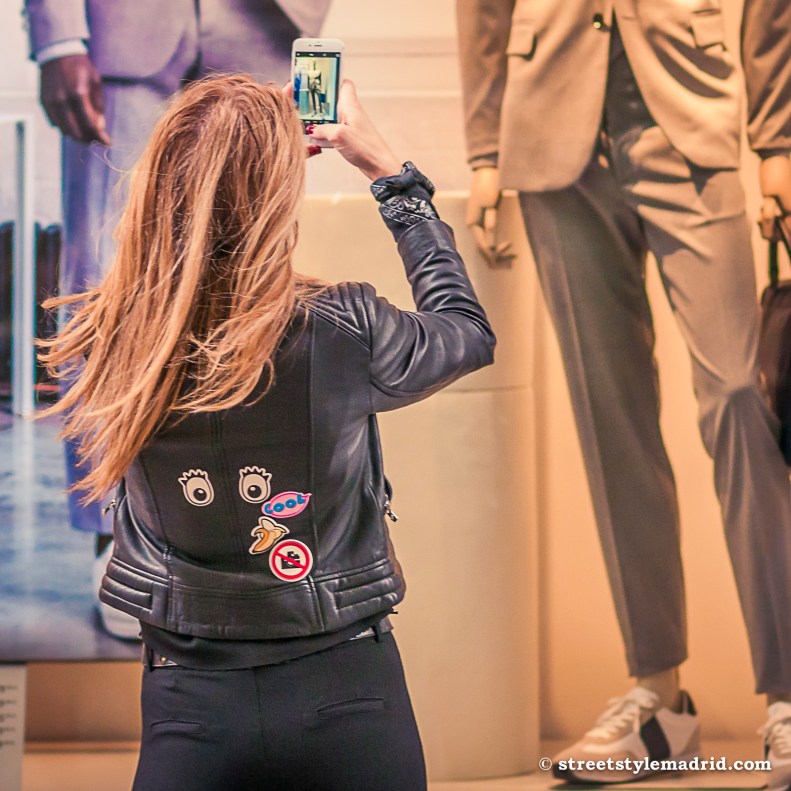 cazadora de cuero con parches, street style