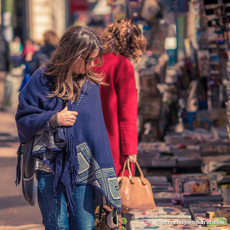 poncho azul, vaqueros, street style