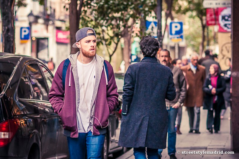 Sudadera con gorra y camiseta blanca, street style madrid