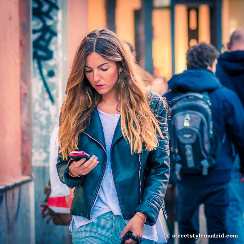 Cazadora de cuero negra, biker, camiseta blanca, street style