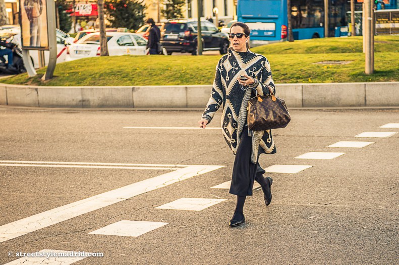 Poncho, bolso Louis Vuiton, Madrid