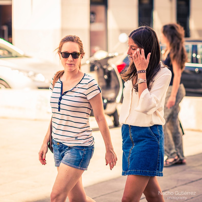 Falda vaquera y camisa blanca, polo de rayas con minifalda, madrid, street style