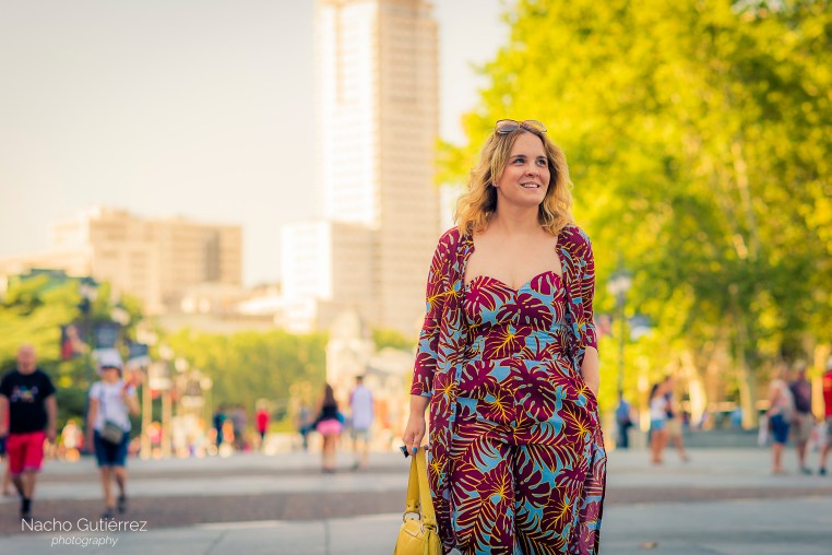 Anitta Ruiz conjunto estampado, bolso amarillo y sandalias zueco en street style madrid, plaza de oriente
