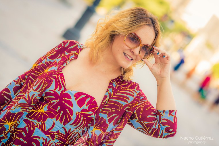 Anitta Ruiz conjunto estampado, bolso amarillo, gafas vintage y sandalias zueco en street style madrid