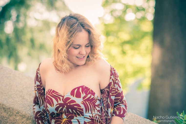 Anitta Ruiz conjunto estampado en street style madrid con escote corazón