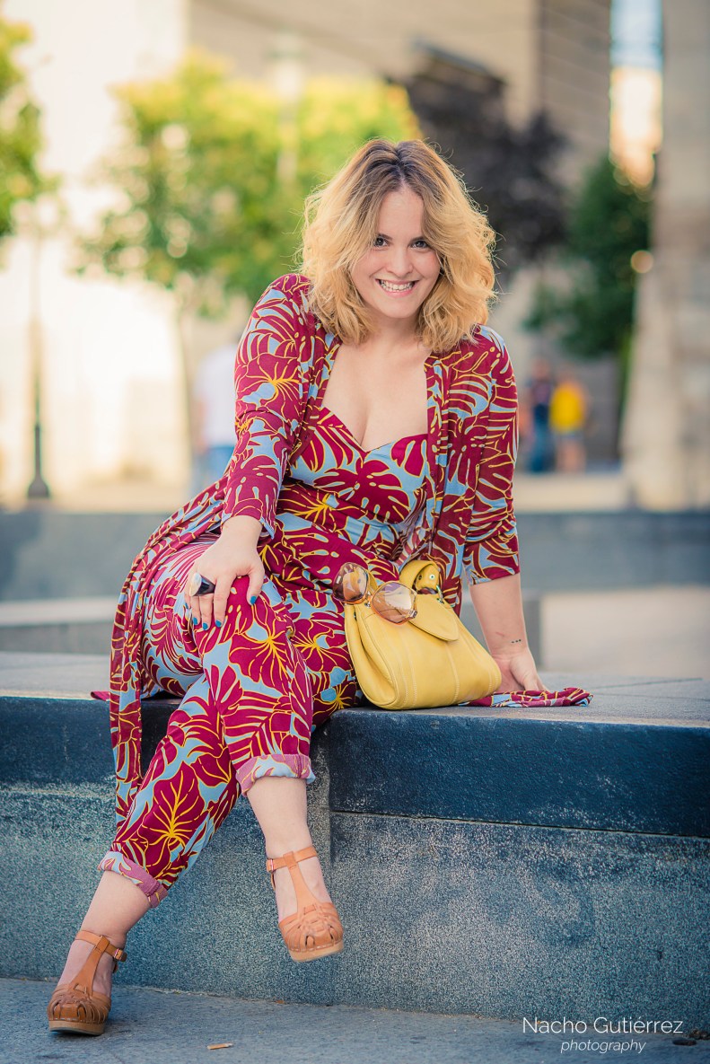 Anitta Ruiz conjunto estampado, bolso amarillo, gafas vintage y sandalias zueco en street style madrid