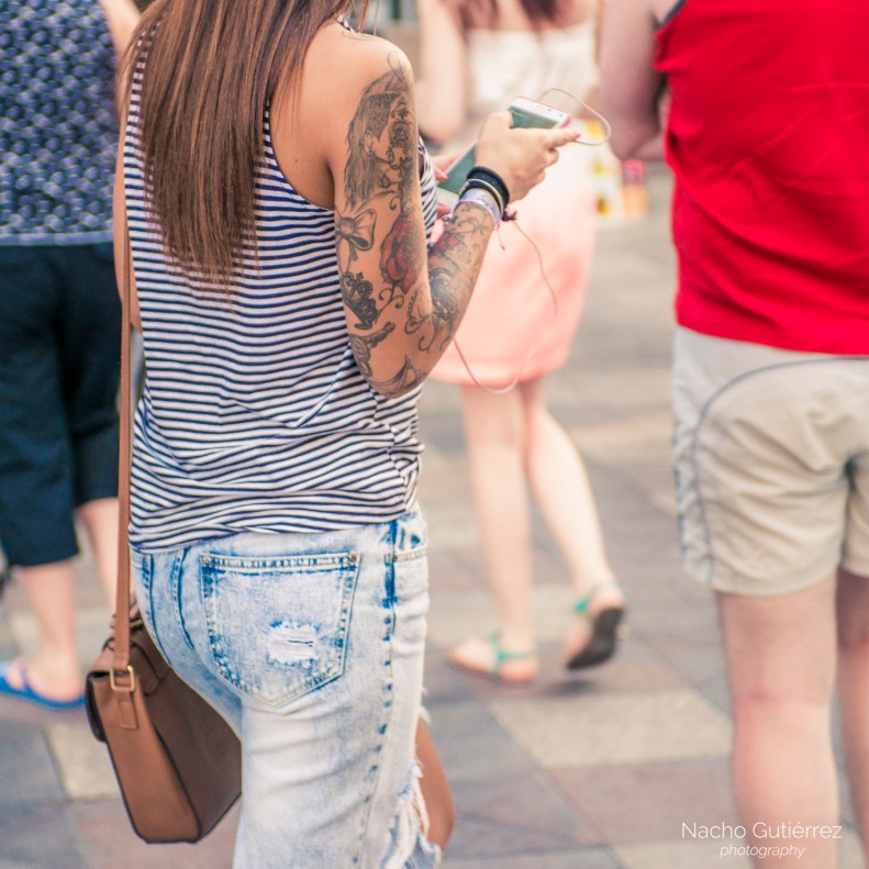 Camiseta de rayas marineras con jeans, brazo tatuado, street style, ootd