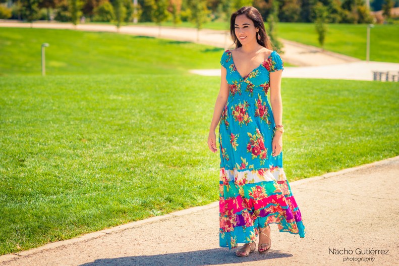 Street Style Laura_book con vestido estampado de flores y escote en V