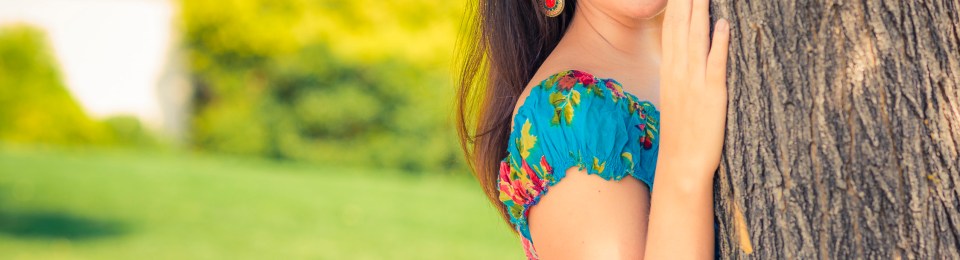 Street Style Laura_book con vestido estampado de flores y escote en V