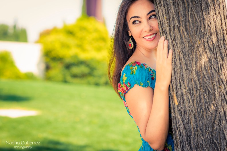 Street Style Laura_book con vestido estampado de flores y escote en V
