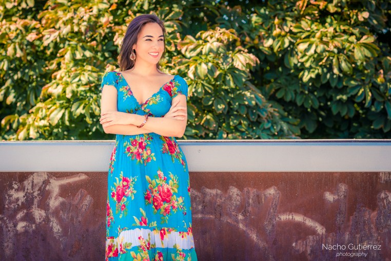 Street Style Laura_book con vestido estampado de flores y escote en V