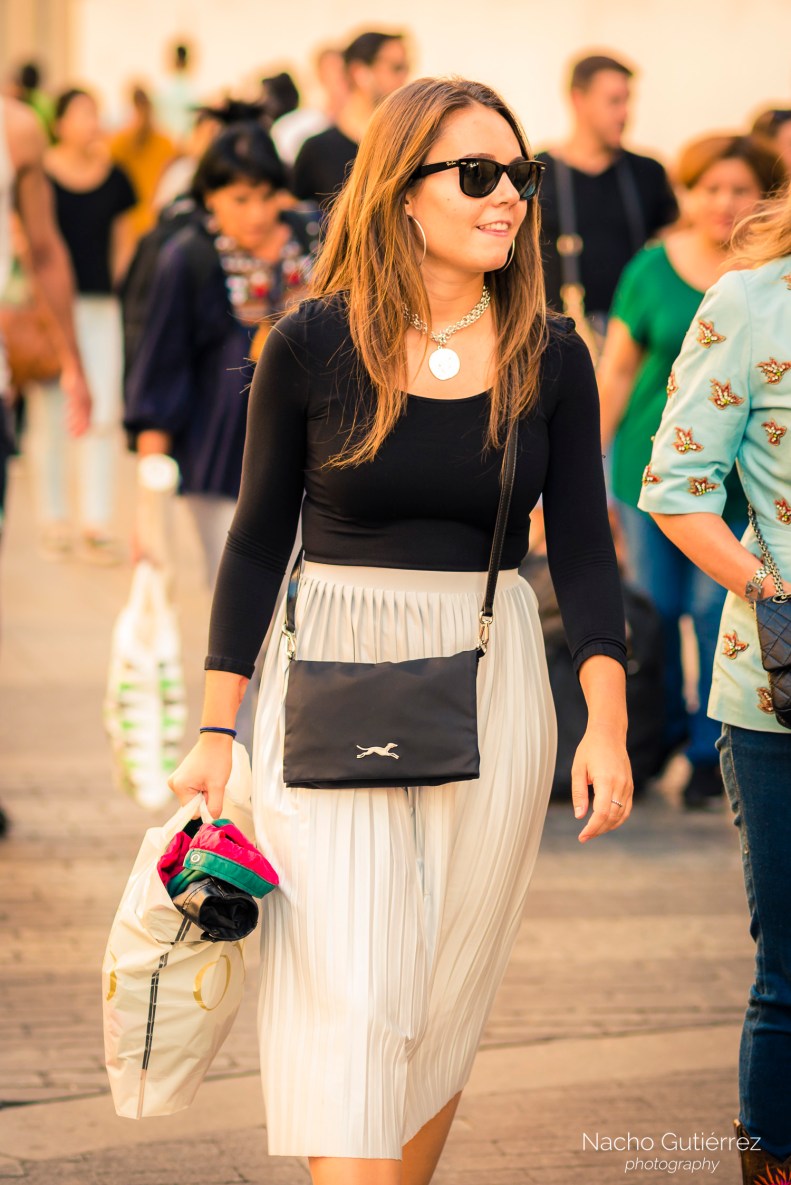 Falda plisada con body negro. Bolso Bimba Lola