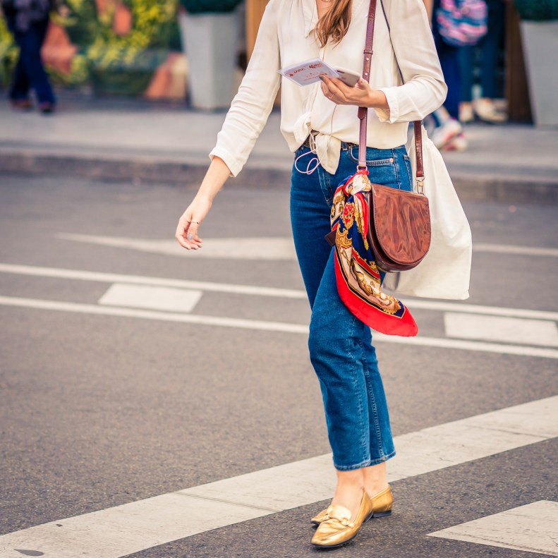 Street Style Madrid pañuelo anudado al bolso